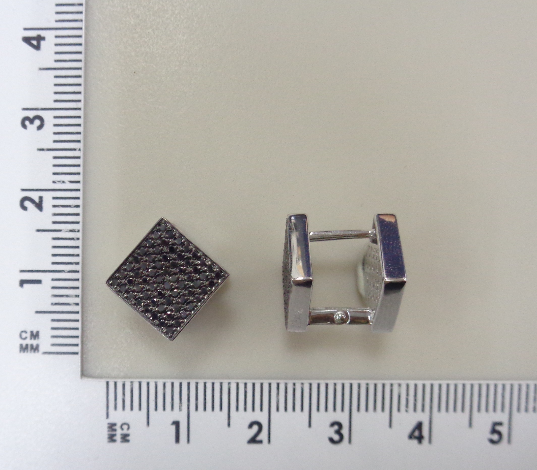 Серьги из белого золота с черными бриллиантами